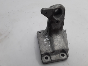   Engine holder 