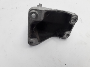  Engine holder 