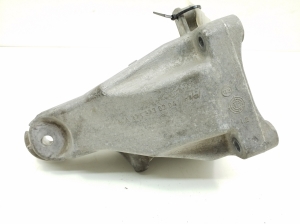   Engine holder 