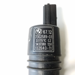 BMW X1 E84 (2009–2015) Front windshield washer pump 7302589 - 2