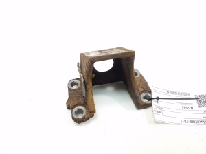   Engine holder 