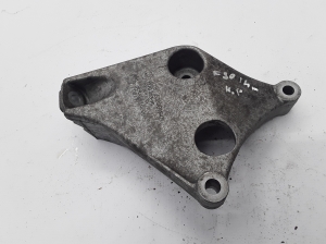   Engine holder 