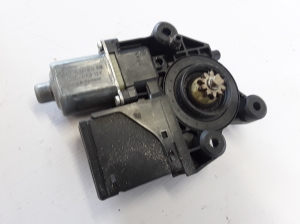 Rear side door window regulator motor - 827303178R