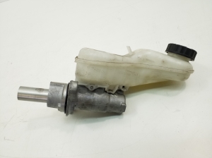  Master cylinder 