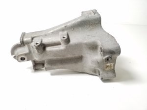   Engine holder 