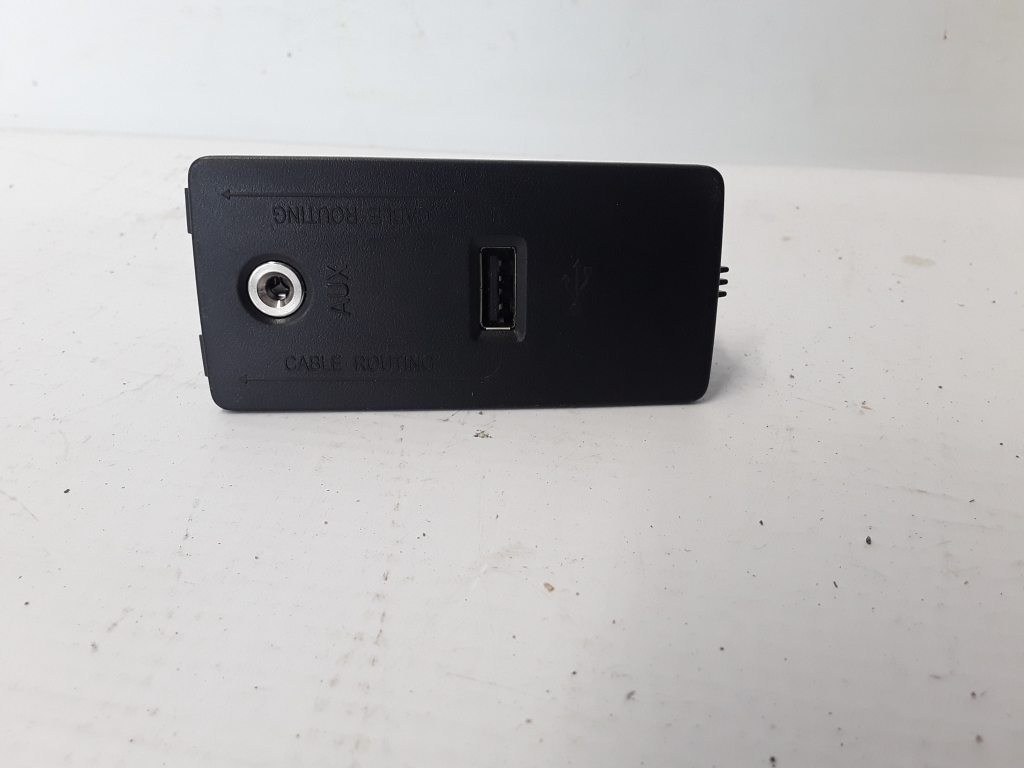 VOLVO V60 1 generation (2010-2020) Additional Music Player Connectors 31389705 22381237