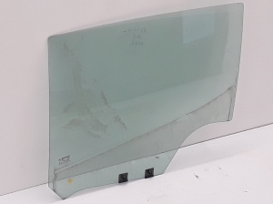 Vitre de porte latérale arrière - 823018786R
