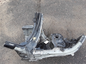 VOLVO V90 (2016–2026) Front outrigger 32216505 - 3