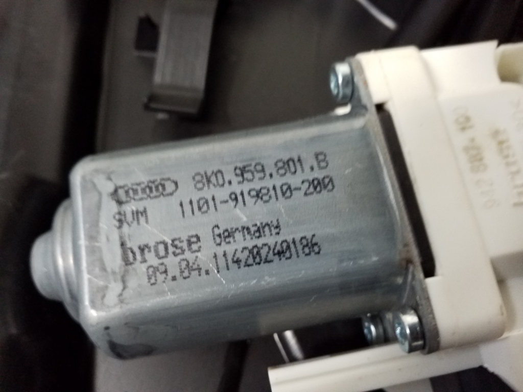 VOLKSWAGEN Touareg 2 generation (2010-2018) Priekšējo kreiso durvju logu pacēlājs 7P6837755B 21613572