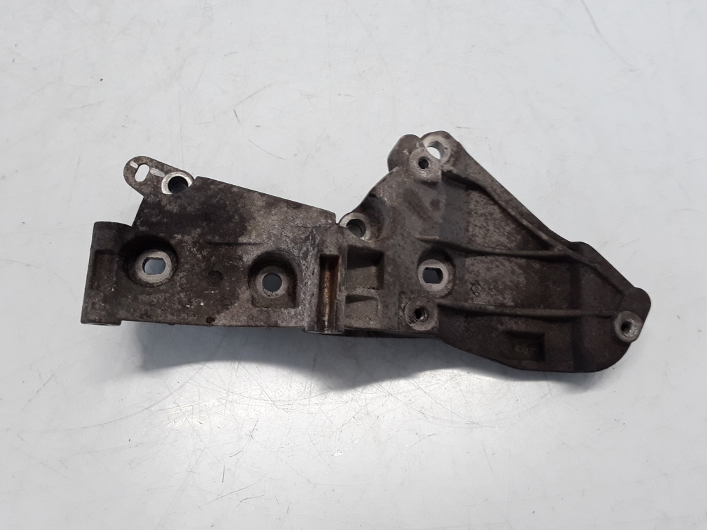 RENAULT Megane II (2002–2009) Lichtmaschinenhalter 8200072727 RENAULT Megane II (2002–2009) Lichtmaschinenhalter 8200072727