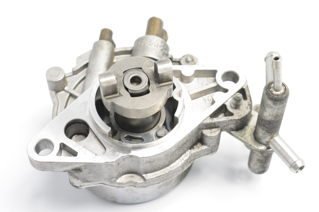 Used Opel Astra Vacuum pump 55193232