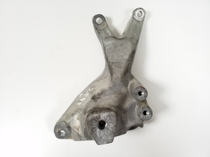   Engine holder 