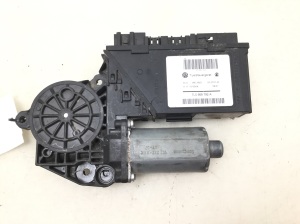 Priekšējo durvju logu pacēlāja motoriņš - 7L0959792A