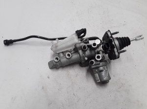  Master cylinder 