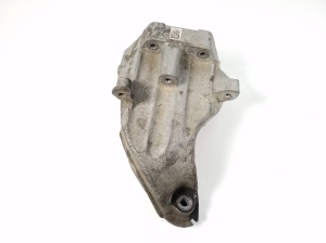   Engine holder 