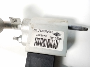 Mercedes Benz E-Class W212 (2009–2015) Konditsioneeri vooliku ventiil A2128309300 - 2