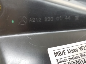 Mercedes Benz E-Class W212 (2009–2015) Esiklaasi puhastite ilupaneeli muu osa A2128300144 - 2