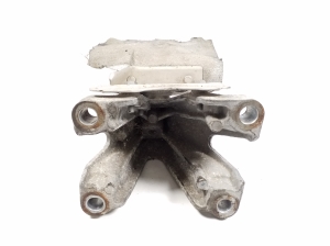   Engine holder 