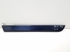 Rear side door molding