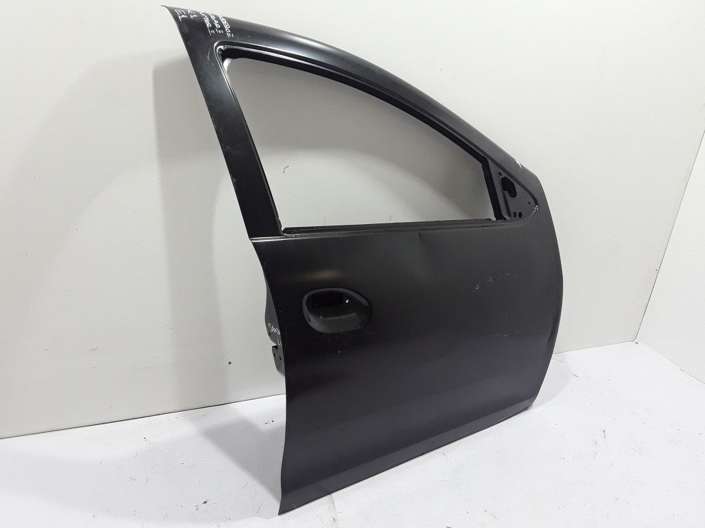 DACIA Sandero 2 generation (2013-2020) Front Right Door 801000083R 22384531