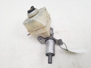  Master cylinder 