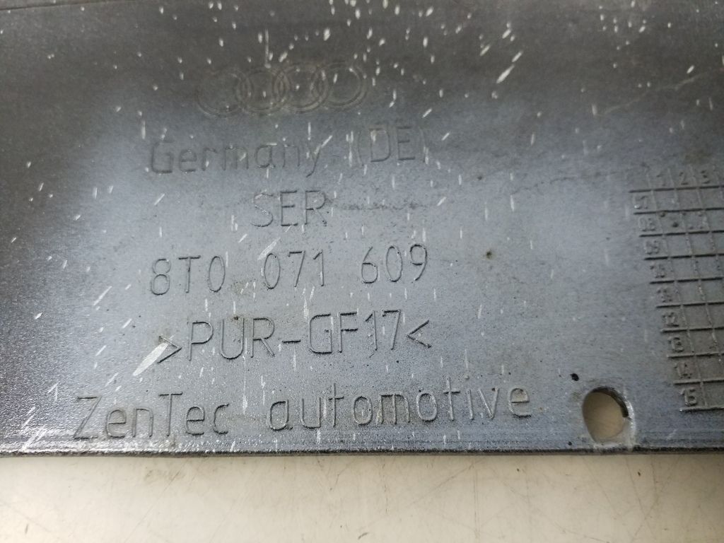 AUDI A5 8T (2007-2016) Priekšējā bufera centrālais moldings 8T0071609 25074717