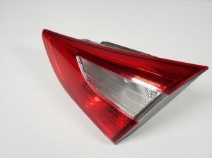 Tail light on trunk lid - 92404A50