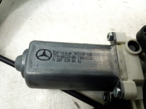 Mercedes Benz E-Class W207 (2009–2017) Priekšējo durvju logu pacēlājs un tā daļas - 2