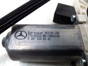Mercedes Benz E-Class W207 (2009–2017) Priekšējo durvju logu pacēlājs un tā daļas - 3