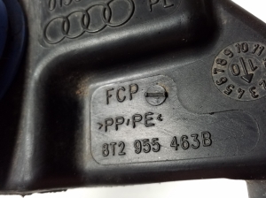 AUDI A5 (2007–2016) Esiklaasi pesuvedeliku paak ja selle osad 8T2955463B - 2