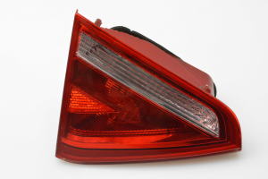 Tail light on trunk lid - 8T0945093