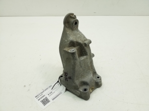   Engine holder 