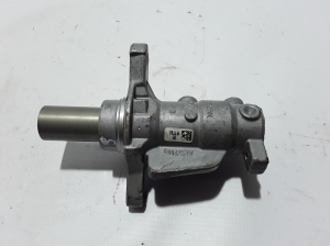  Master cylinder 