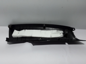  Interior trim of the rear strut 