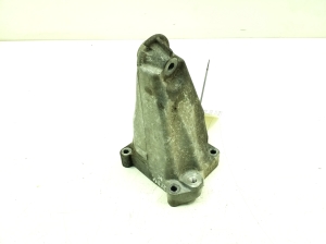   Engine holder 