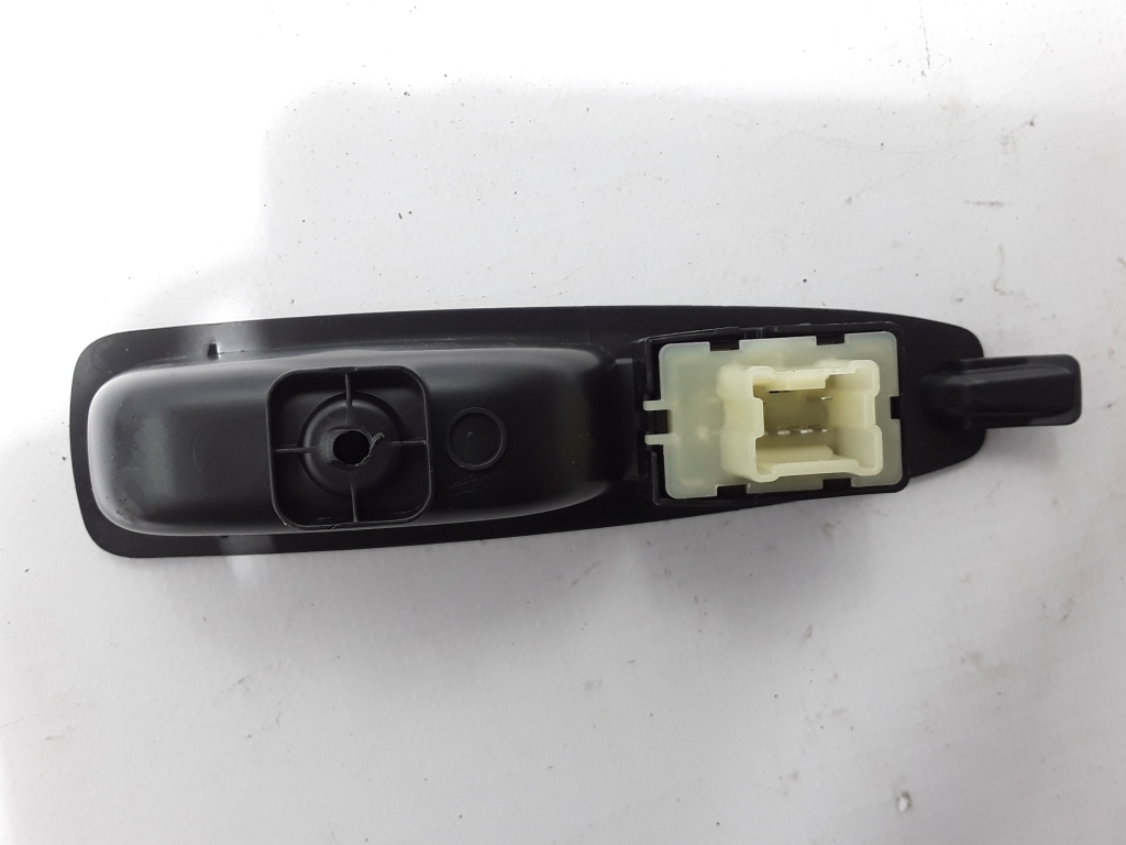 RENAULT Captur 1 generation (2013-2019) Кнопка стеклоподъемника задней правой двери 829614619R 22385269