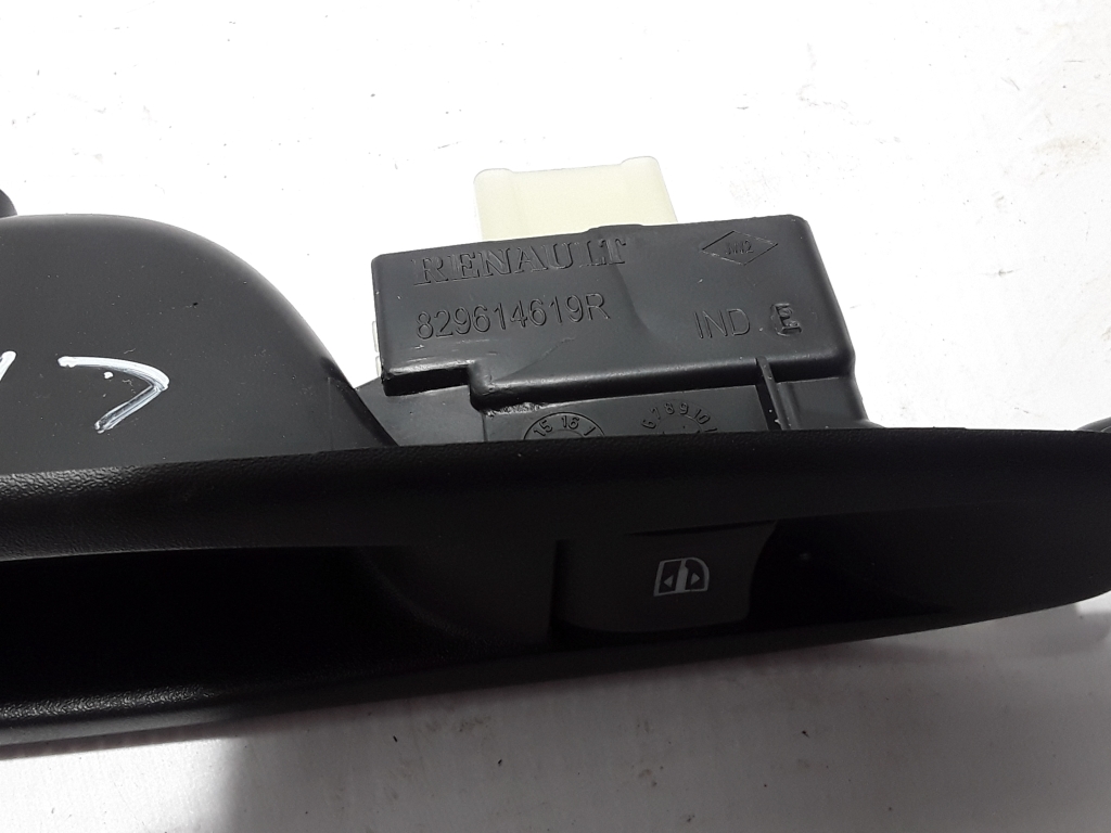 RENAULT Captur 1 generation (2013-2019) Rear Right Door Window Control Switch 829614619R 22385268