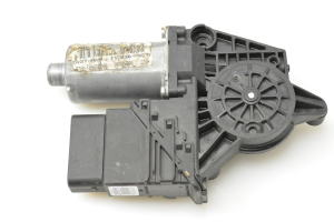 Volkswagen Passat B5 (1997–2005) Rear side door window regulator motor 0130821697 - 4