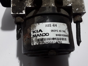 Kia Carens (1999–2006) ABS Steuergerät 0K2FC437A0 - 3