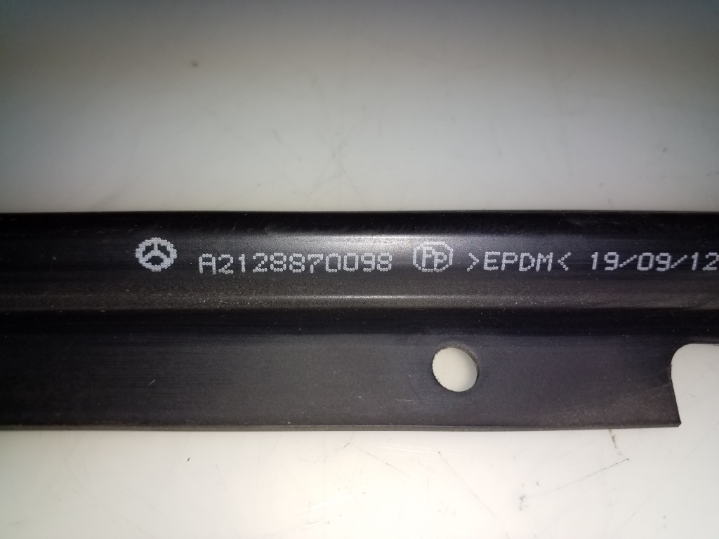Mercedes Benz E-Class W212 (2009–2015) Kapoti muu osa A2128870098 Mercedes Benz E-Class W212 (2009–2015) Kapoti muu osa A2128870098