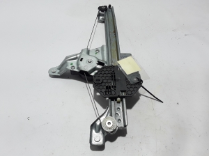 Rear side door window regulator - 827211031R