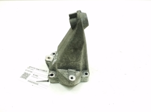   Engine holder 