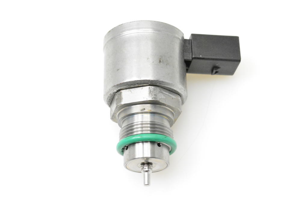 Used Volkswagen Passat High pressure fuel line sensor 04l130764c