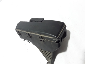   Sicherungskastenhalter unter der Motorhaube  - 9494210 