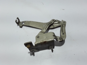   Engine cover hinge 