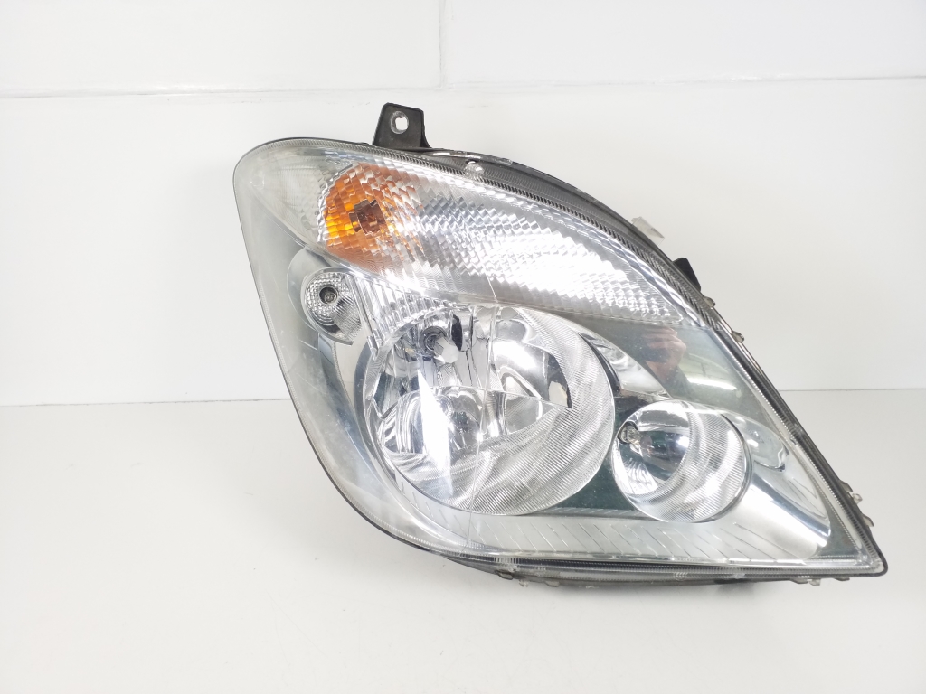 MERCEDES-BENZ Sprinter Front Right Headlight A9068200461 21915720