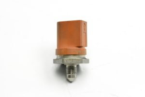 Volkswagen Golf V (2003–2009) Fuel rail pressure sensor 06J906051D - 4