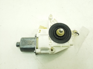 Mercedes Benz C-Class 204 (2007–2014) Esiukse aknatõstuki mootor A2048200142 - 2
