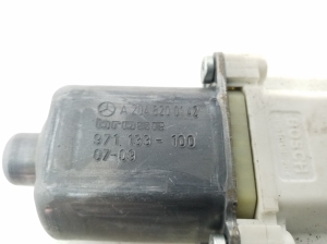 Mercedes Benz C-Class 204 (2007–2014) Esiukse aknatõstuki mootor A2048200142 - 3