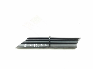Aizmugurējo sānu durvju stikla iekšējā līste - A2127351665